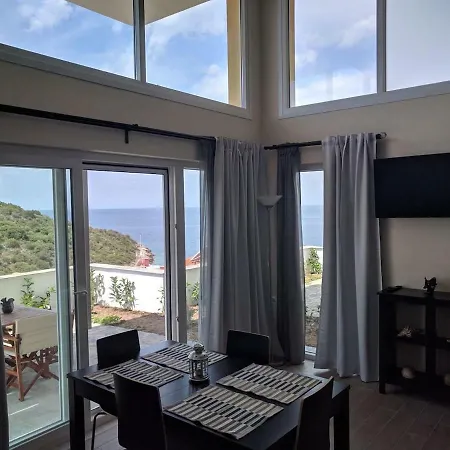 Above The Sea Apartment *