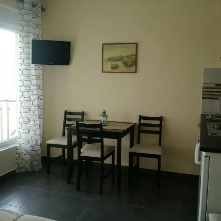 Above The Sea Apartment *