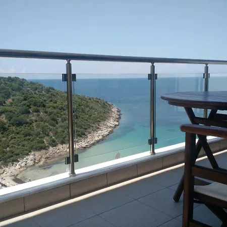 Above The Sea Apartmán *