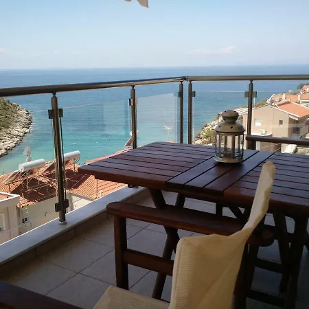 Above The Sea Apartment